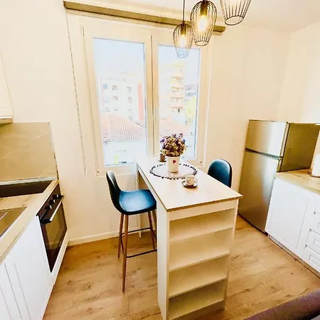 2, 아파트 티라나